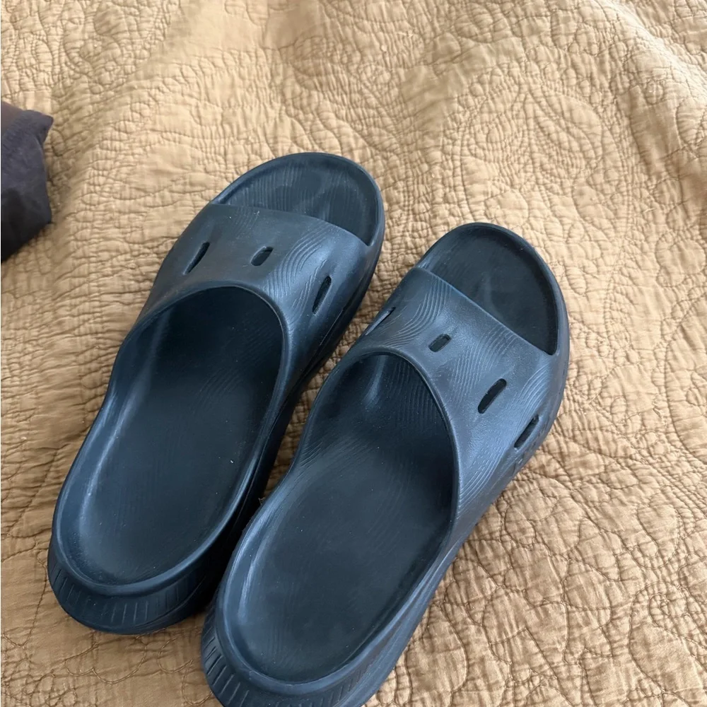 Hoka Ora recovery slides - Picture 3 of 4